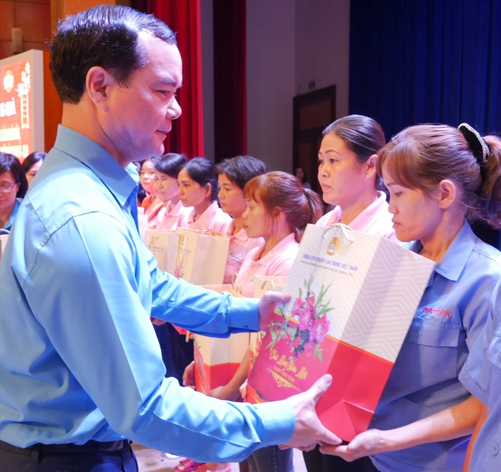 Đồng chí Nguyễn Đình Khang, Chủ tịch Tổng LĐLĐVN tặng quà cho CNLĐ có hoàn cảnh khó khăn của tỉnh Tây Ninh. Ảnh Anh Tú