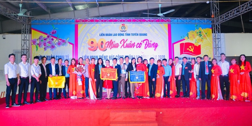 Lãnh đạo LĐLĐ tỉnh Tuyên Quang trao quà cho các đội dự Liên hoan. Ảnh: T.Q