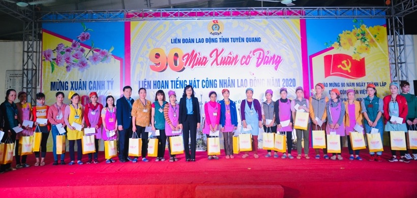Lãnh đạo LĐLĐ tỉnh Tuyên Quang trao quà cho các đoàn viên khó khăn. Ảnh: T.Q