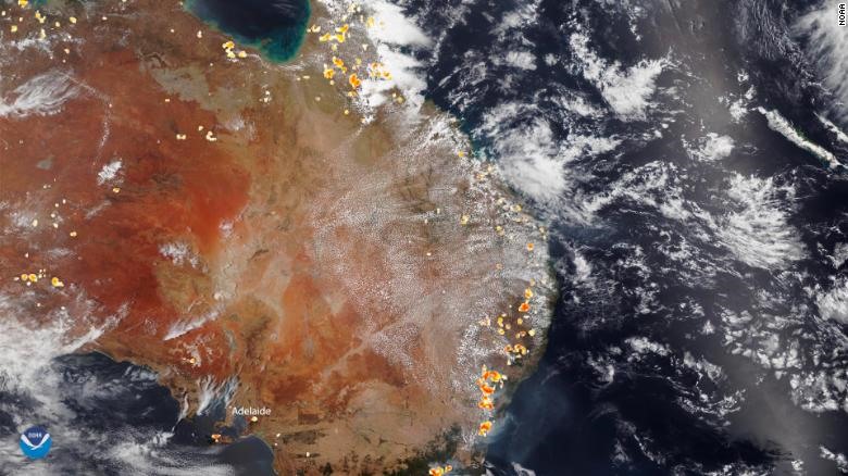 Ảnh vệ tinh chụp đám cháy trên khắp đất nước Australia. Ảnh: CNN