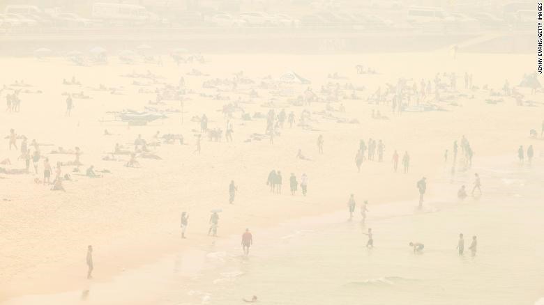 Màn sương mù mịt do hậu quả của đám cháy rừng trên bãi biển Bondi của Sydney. Ảnh: CNN