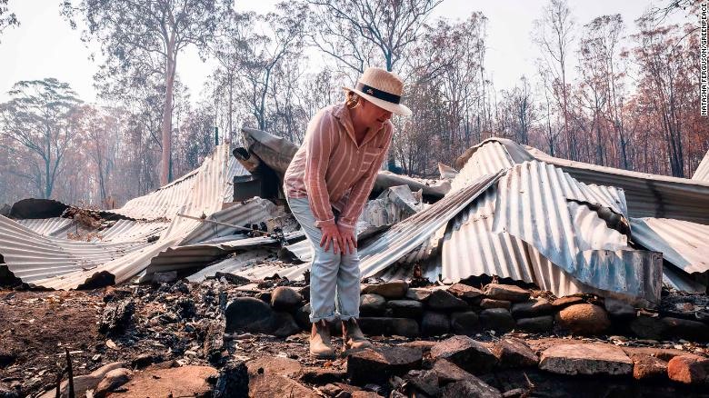 Cô Melinda Plesman - người sống sót sau vụ cháy rừng trước ngôi nhà bị thiêu rụi của cô ở Nymboida, New South Wales. Ảnh: CNN