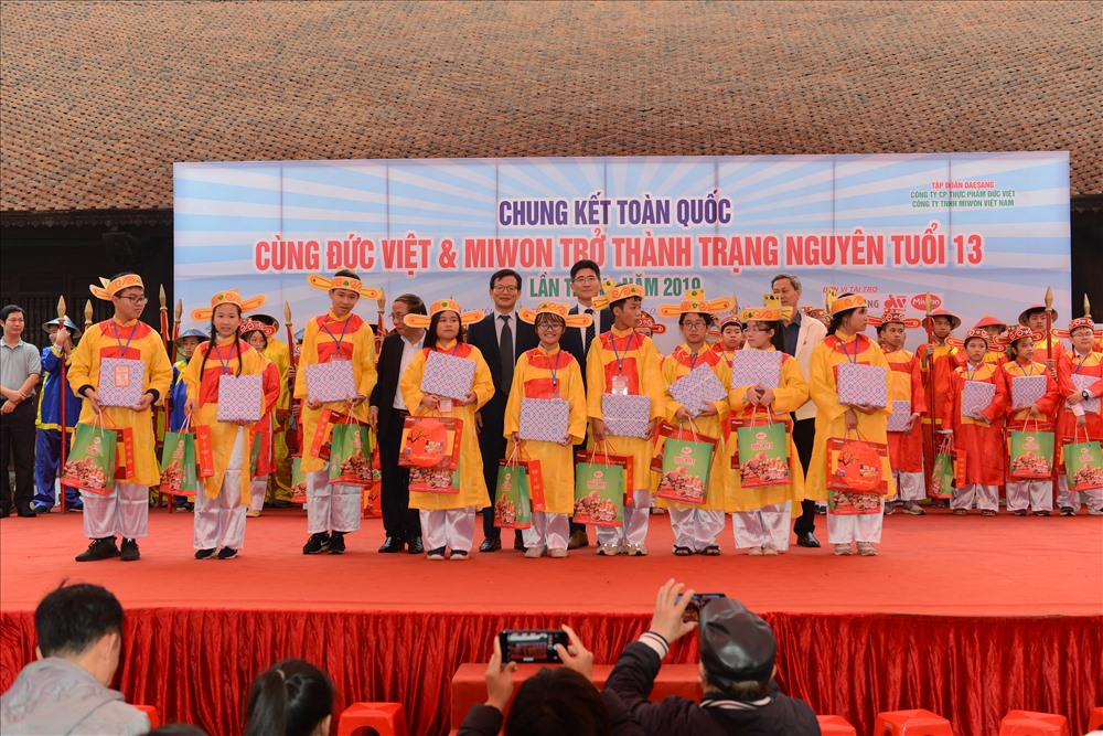 Ông Cho Nam IL - TGĐ Công ty CP Thực phẩm Đức Việt trao giải cho các em học sinh