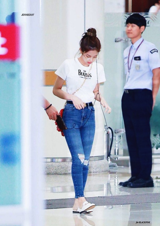 Jennies mặc áo T-shirt cùng quần jeans