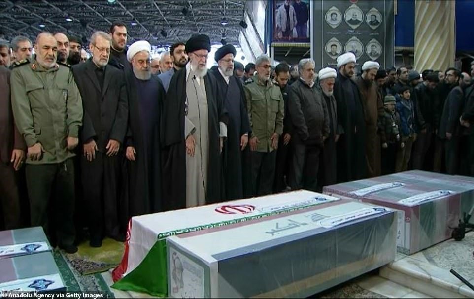Đại giáo chủ Ayatollah Ali Khamenei (thứ tư từ trái sang) khóc trước linh cữu. Ảnh: Anadolu
