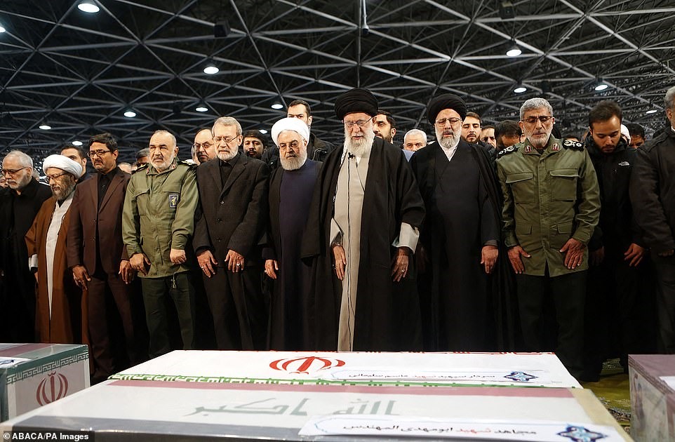 Đại giáo chủ Iran Ayatollah Ali Khamenei (giữa) và Tổng thống Hassan Rouhani (thứ 5 bên phải) cầu nguyện trước linh cữu tướng Qasem Soleimani và chỉ huy bán quân sự Iraq Abu Mahdi al-Muhandis tại Đại học Tehran ngày 6.1. Ảnh: PA
