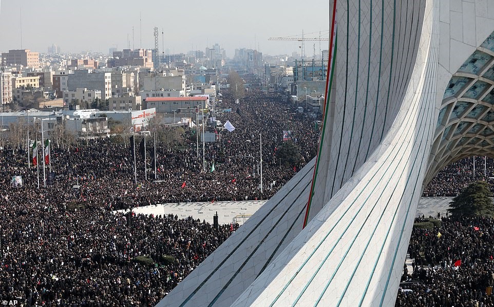 Hàng triệu người dự tang lễ ở khu vực Tháp Azadi (Tự do). Ảnh: AP