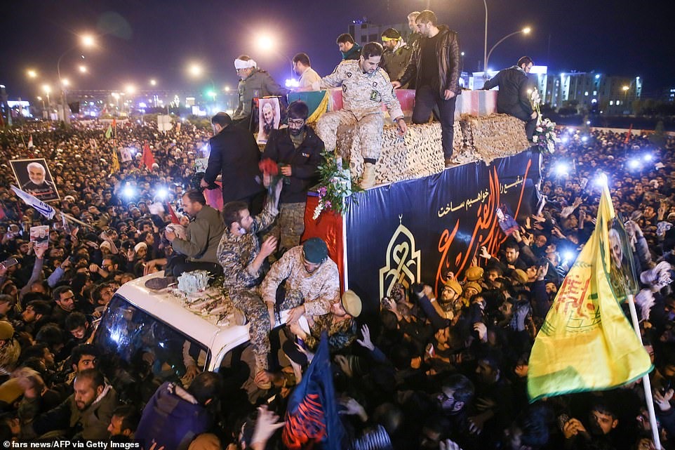 Xe chở linh cữu tướng Qasem về thánh địa Qom, phía đông Tehran. Ảnh: AFP