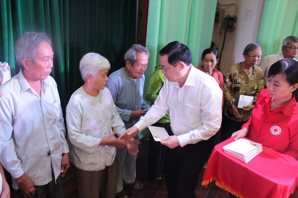 Phó Thủ tướng trao quà cho hộ nghèo. Ảnh:K.Q