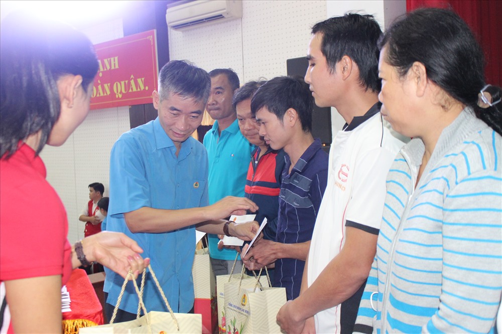 Phó Chủ tịch Tổng LĐLĐVN Trần Văn Thuật trao quà cho CNLĐ nghèo Bến Tre. Ảnh: K.Q