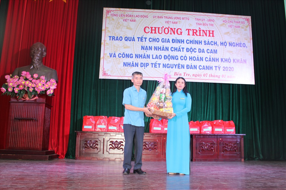 Ông Trần Văn Thuật trao quà cho Công đoàn Các KCN Bến Tre. Ảnh: K.Q