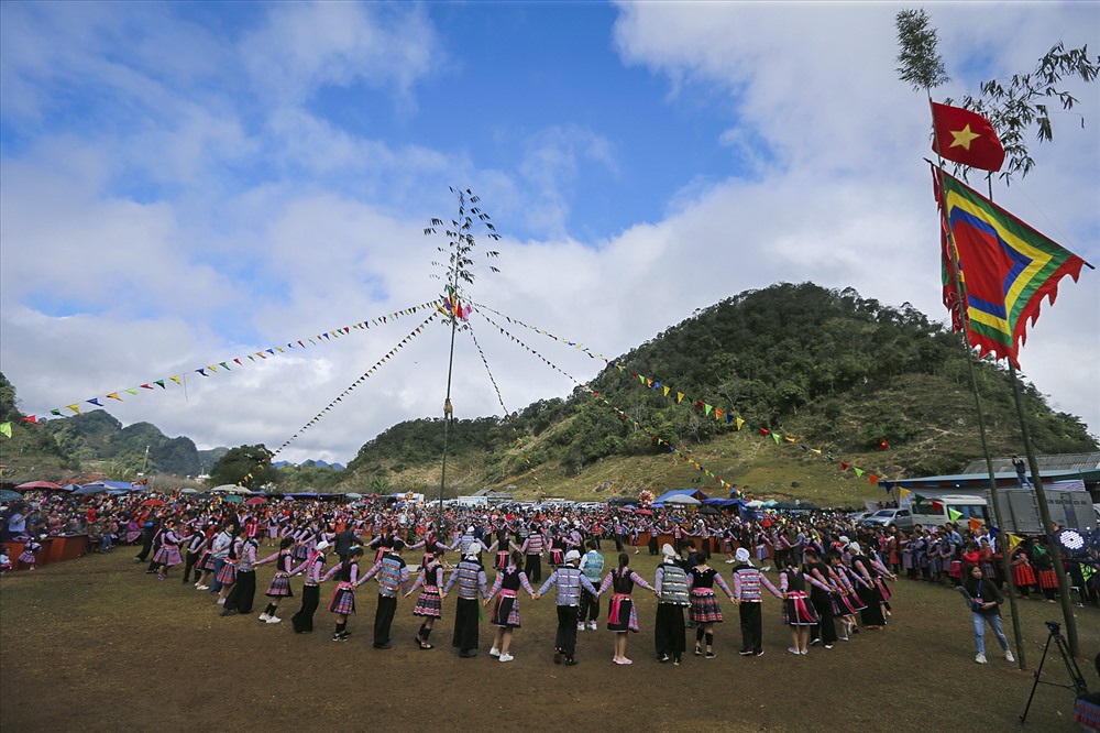 tiếp đó đông bào dân tộc Mông cùng du khách sẽ cùng nắm tay nhau nhảy những điệu múa, cùng chơi các trò chơi truyền thống của đồng bào Mông