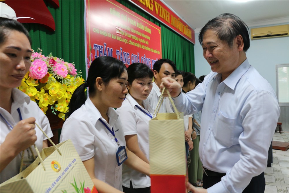 Chủ nhiệm UB Khoa học, Công nghệ và Môi trường của Quốc hội đồng chí Phan Xuân Dũng tặng quà Tết cho công nhân khó khăn tại Ninh Thuận. Ảnh: P.Linh