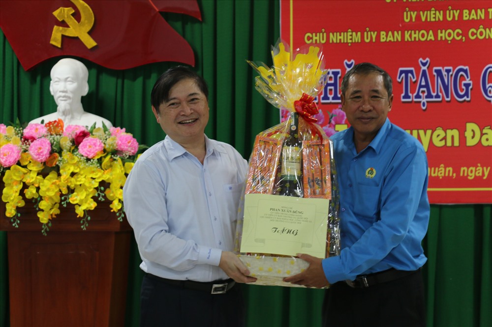 Đồng chí Phan Xuân Dũng động viên đội ngũ công đoàn Ninh Thuận phát huy những kết quả đạt được, tổ chức nhiều chương trình chăm lo cho người lao động. Ảnh: P.Linh