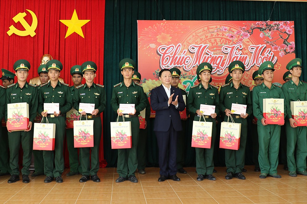Bộ trưởng Trần Hồng Hà tặng quà cho các chiến sĩ biên phòng. Ảnh: LX