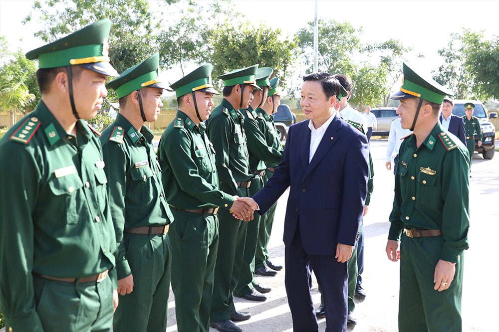 Bộ trưởng Trần Hồng Hà thăm hỏi bộ đội biên phòng Đắk Lắk.  Ảnh: LX