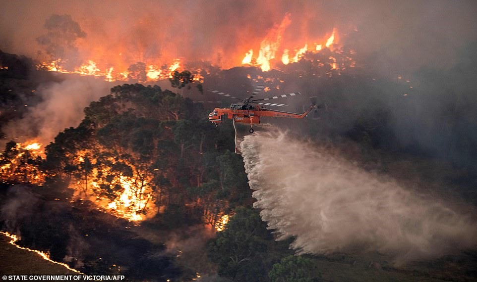 Trực thăng đang chữa cháy rừng gần Bairnsdale, Đông Gippsland, bang Victoria.