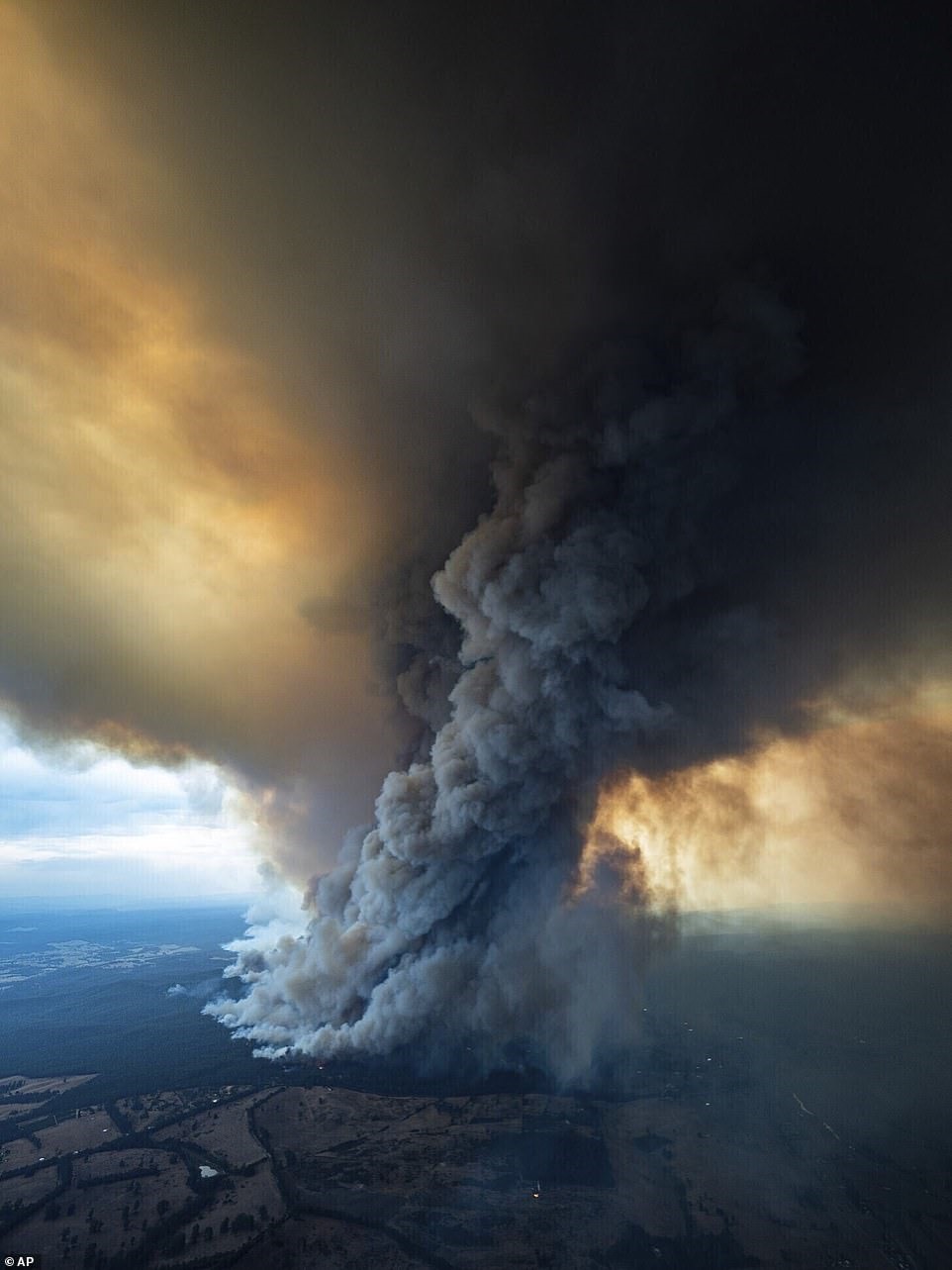 Cột khói khổng lồ bốc cao do những đám cháy dữ dội ở East Gippsland, bang Victoria hôm 2.1.