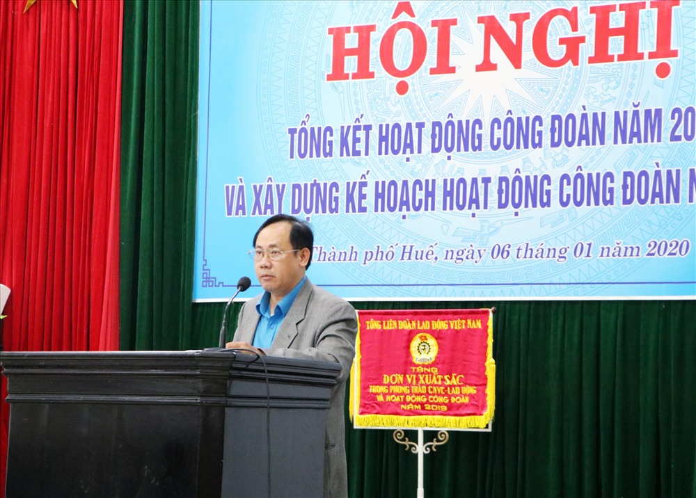 Ông Trần Văn Đồng - Phó Chủ tịch LĐLĐ TP. Huế báo cáo tại Hội nghị. Ảnh: PĐ.