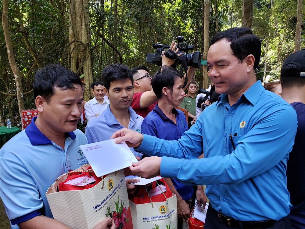 Chủ tịch Tổng LĐLĐVN Nguyễn Đình Khang tặng quà cho CNLĐ Đồng Nai_Ảnh: HAC