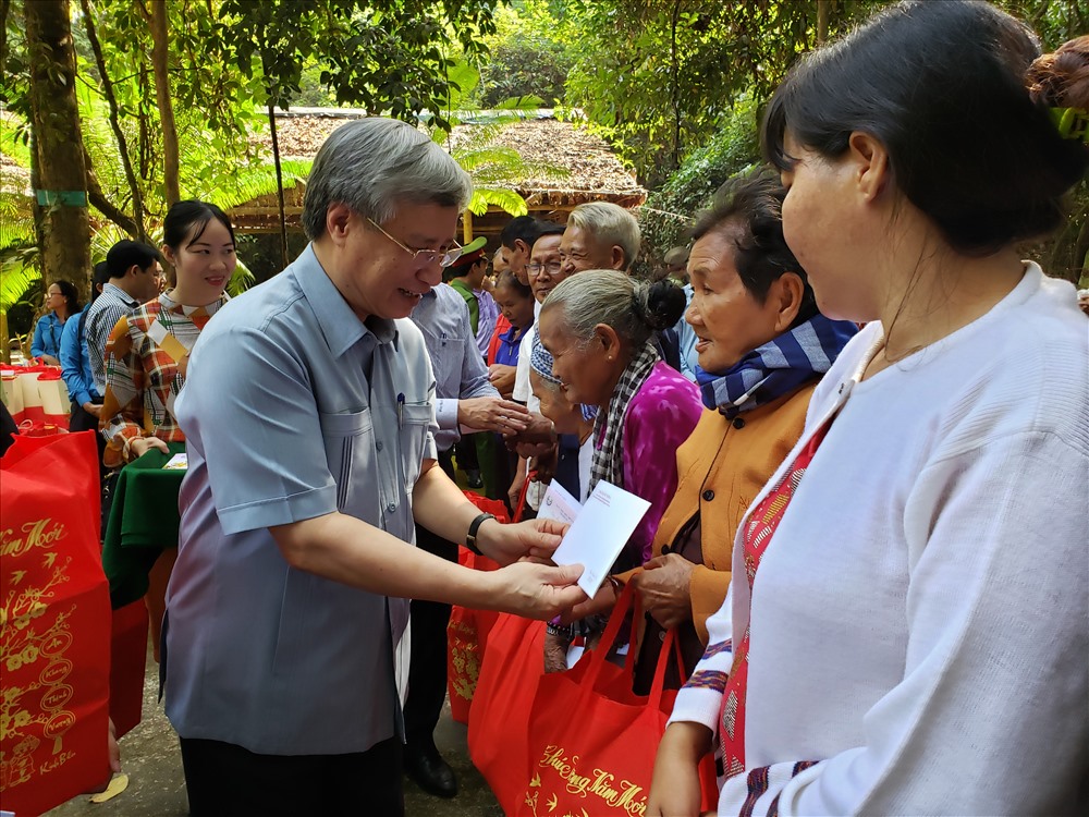 Đồng chí Trần Quốc Vượng - Thường trực Ban Bí thư - thăm hỏi, tặng quà cho các gia đình chính sách, đồng bào dân tộc và các hộ nghèo.