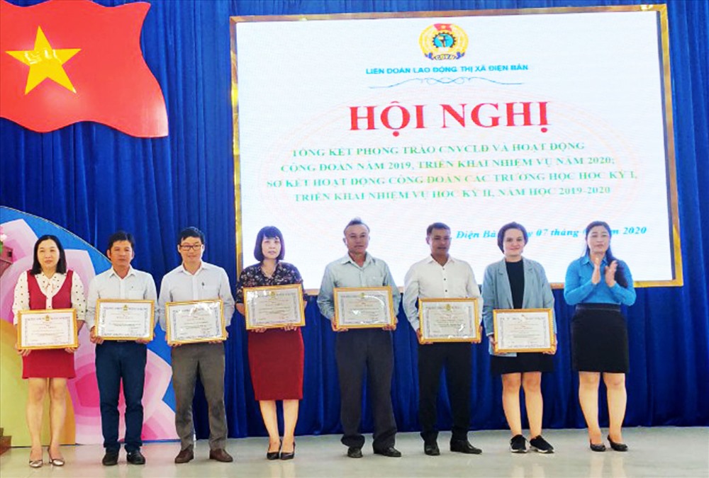 LĐLĐ tỉnh Quảng Nam tặng bằng khen cho các tập thể có thành tích tiêu biểu.