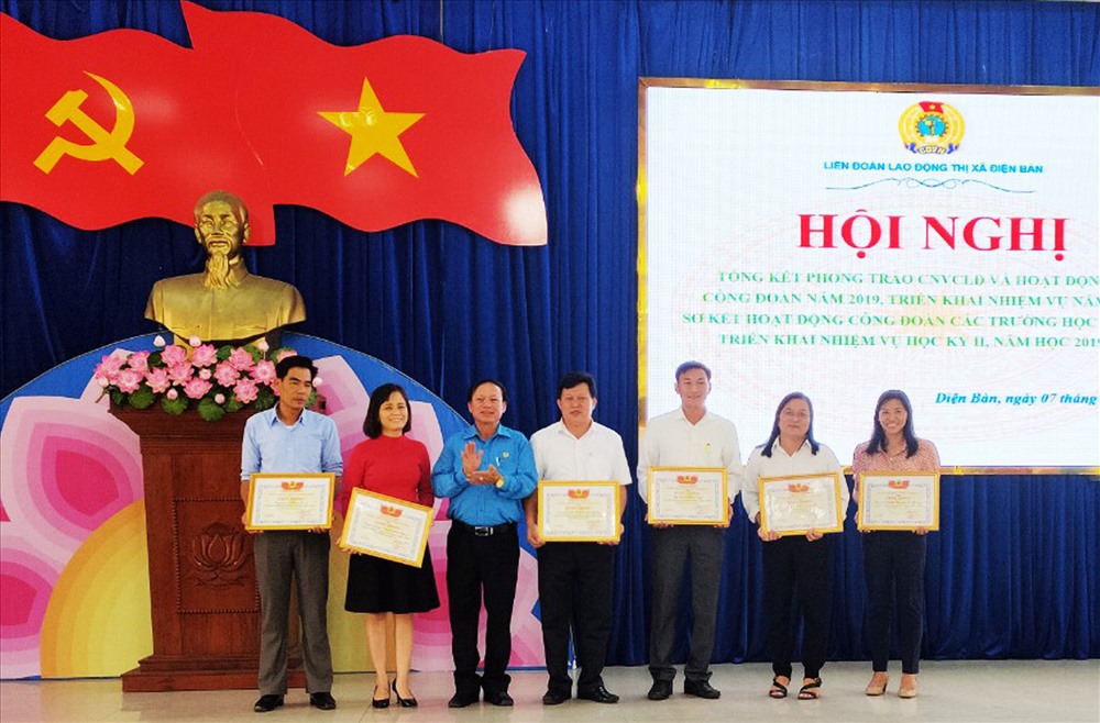 LĐLĐ thị xã Điện Bàn tặng giấy khen cho các tập thể tiêu biểu trong hoạt động CĐ năm 2019