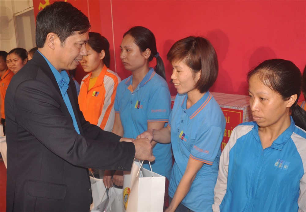 Đồng chí Nguyễn Văn Cảnh - Tỉnh ủy viên, Chủ tịch LĐLĐ tỉnh Bắc Giang - trao quà tới công nhân lao động.