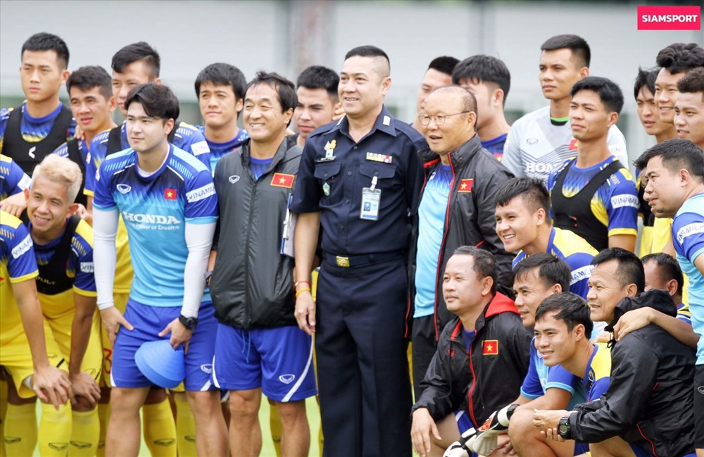 Ông Piyapong từng đến thăm đội tuyển Việt Nam tại Vòng loại World Cup 2020 khi thầy trò ông Park sang đây thi đấu. Ảnh: Siam Sport