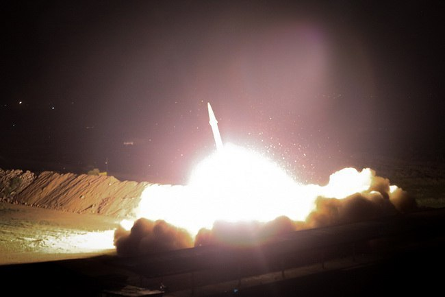 Tên lửa Iran dội xuống căn cứ Al-Asad của Mỹ ở Iraq. Ảnh: FARS