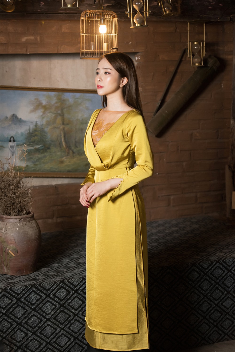 Quỳnh Nga diện những thiết kế áo dài chất liệu nhung phom dáng cổ điển với tà áo dài sang trọng