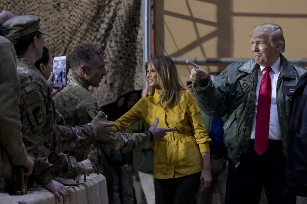 Tổng thống Donald Trump từng tới thăm căn cứ Al Asad năm 2018. Ảnh: AP.