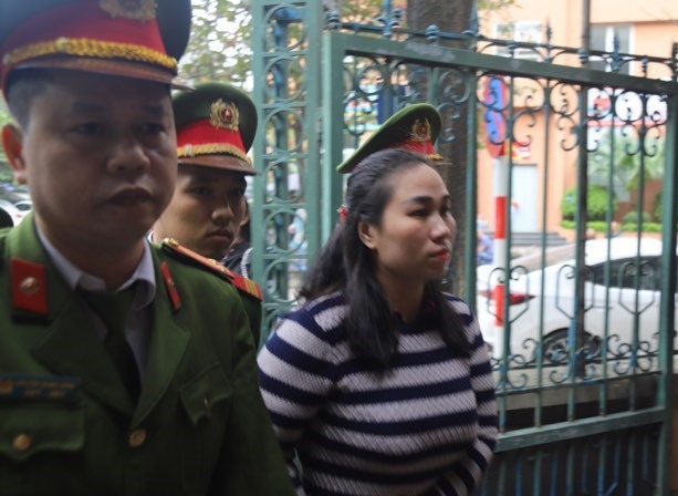 Bị cáo Nguyễn Thị Vân bị dẫn giải vào phòng xử án.
