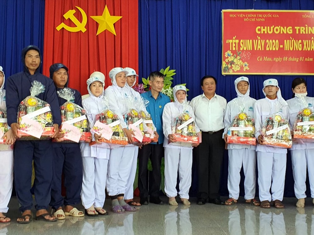 Đồng chí Nguyễn Xuân Thắng cùng đồng chí Trần Văn Thuật trao quà cho công nhân (ảnh Nhật Hồ)
