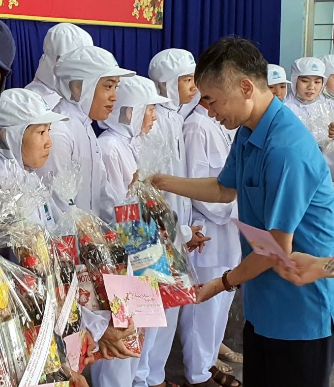 Phó chủ tịch Tổng LĐLĐ Việt Nam Trần Văn Thuật trao quà cho công nhân (ảnh Nhật Hồ)