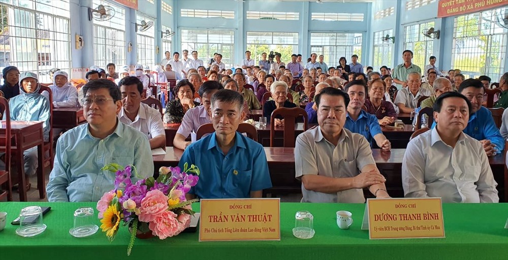 Phó chủ tịch Tổng LĐLĐ Việt Nam Trần Văn Thuật cùng dự Tết sum vầy tại Cà Mau (ảnh Nhật Hồ)