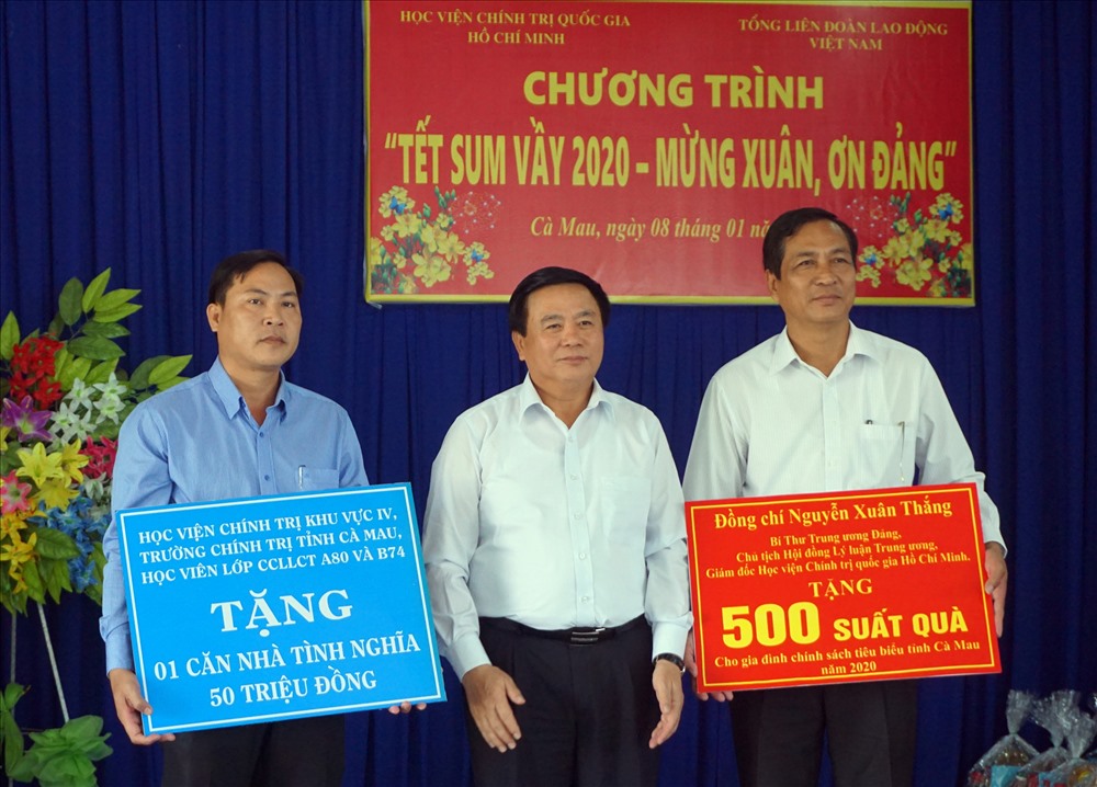 Đại diện tỉnh Cà Mau nhận bản tượng trưng nhận 500 phần quà từ chương trình (ảnh Nhật Hồ)