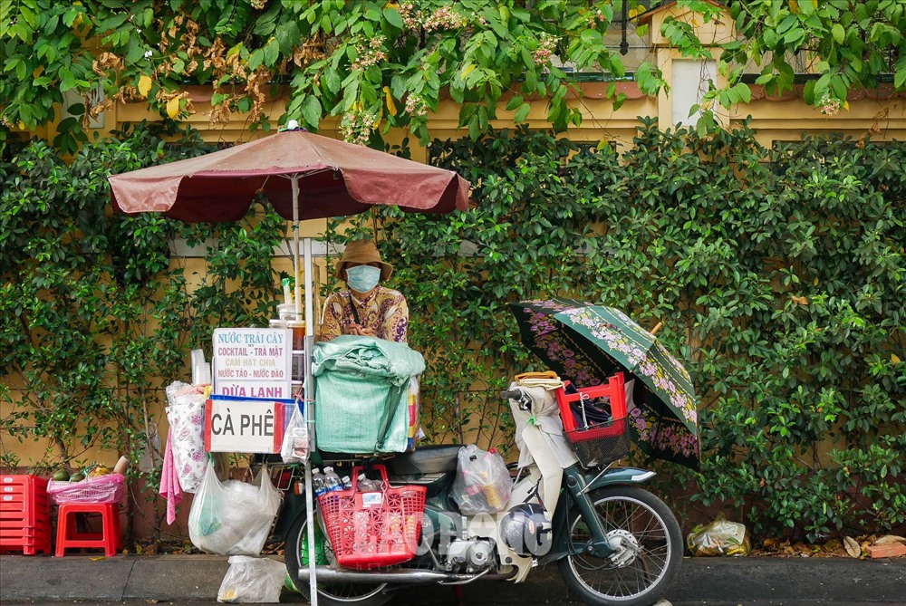Những mảng xanh này giúp giảm bớt sức nóng những ngày đỉnh điểm mùa khô cho người dân thành phố. Bà Nguyễn Thị Hoa, một người bán nước trên đường Điện Biên Phủ (quận 3, TPHCM) nói: “m“.