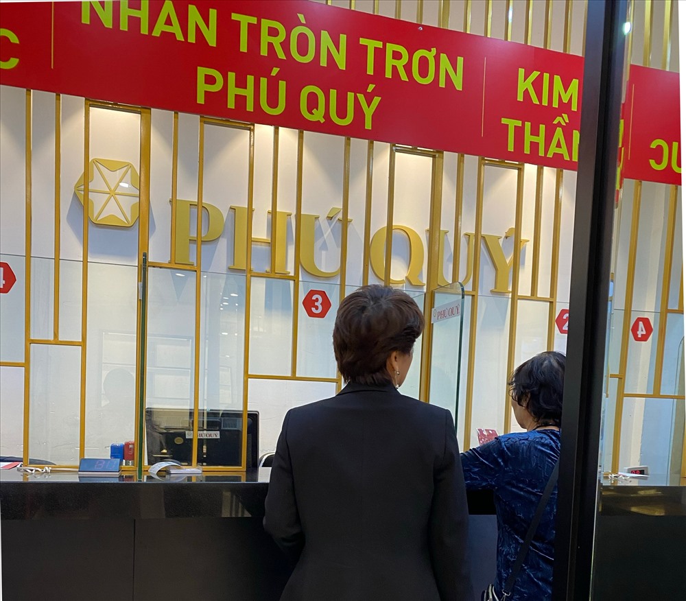 Tại cửa hàng vàng bạc của Tập đoàn Phú Quý, lượng khách đến giao dịch thưa thớt. Ảnh L.Hương