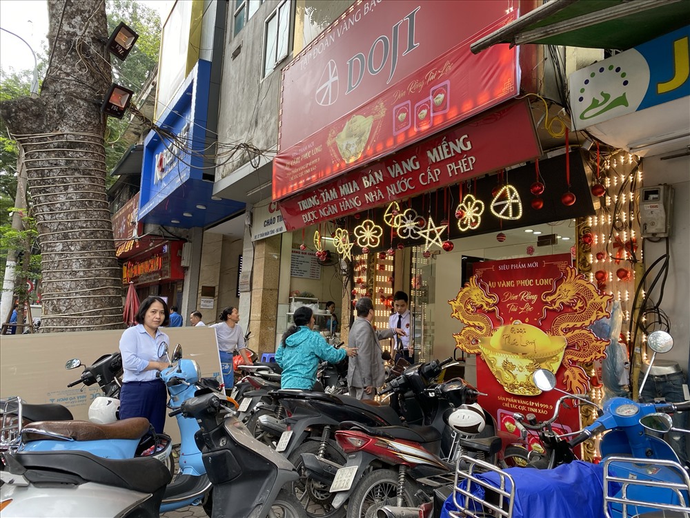 Số lượng khách tăng nhẹ ở cửa hàng DOJI trên phố Trần Nhân Tông. Ảnh L.Hương