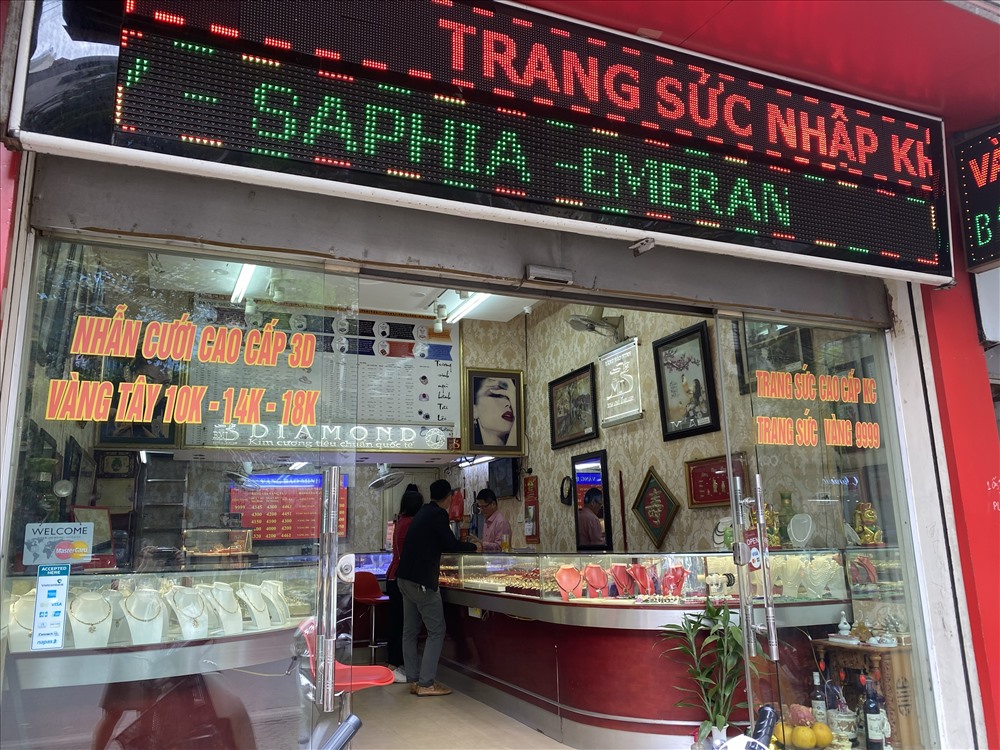 Một cửa hàng vàng tư nhân trên phố Trần Nhân Tông (Hà Nội) vắng khách. Ảnh L.Hương
