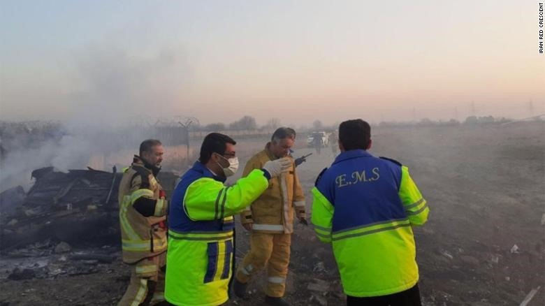 Đội điều tra đã được triển khai tới hiện trường vụ tai nạn ở phía tây nam ngoại ô Tehran, phát ngôn viên cơ quan hàng không dân sự Iran Reza Jafarzadeh cho biết. Hỏa hoạn sau vụ rơi máy bay đã được khống chế và lực lượng cứu hộ hiện đang thu nhặt các thi thể. Ảnh: CNN.