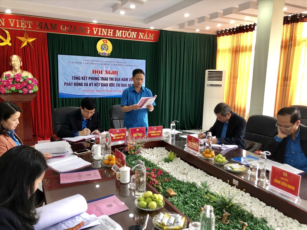 Đồng chí Lê Thanh Hà, Chủ tịch LĐLĐ tỉnh Điện Biên - Cụm trưởng Cụm thi đua - báo cáo tại Hội nghị. Ảnh: Việt Lâm
