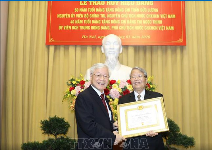 Tổng Bí thư, Chủ tịch Nước Nguyễn Phú Trọng trao Huy hiệu 60 năm tuổi Đảng tặng đồng chí Trần Đức Lương. Ảnh: TTXVN