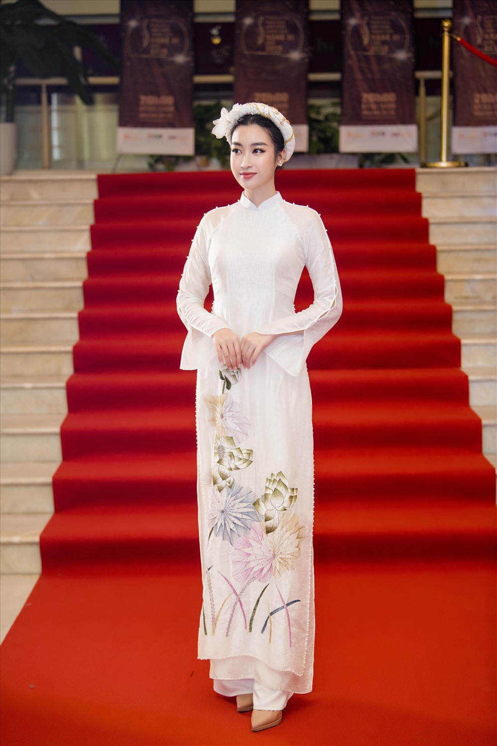 Trong tà áo dài truyền thống, Hoa hậu Đỗ Mỹ Linh càng tăng thêm vẻ nền nã, xinh đẹp của người phụ nữ Việt Nam. Ảnh: Như Hoàn.