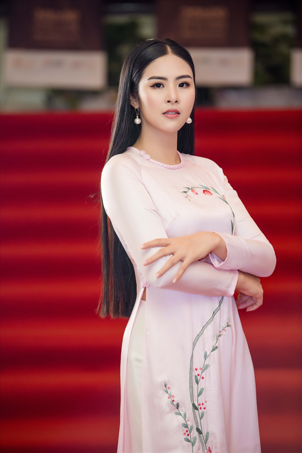 Sau đăng quang Hoa hậu Việt Nam năm 2010, Ngọc Hân không quá năng nổ với các hoạt động showbiz mà theo đuổi niềm đam mê với thời trang cũng như dành nhiều tâm huyết với tà áo dài. Tương tự như nhiều người đẹp khác, cô khá kín tiếng trong chuyện đời tư. Ảnh: Như Hoàn.