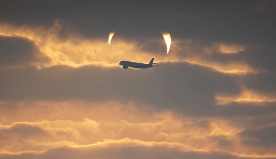 Nhiếp ảnh gia cũng chụp được hình lưỡi liềm trên bầu trời sau những đám mây. Ảnh: Elias Chasiotis