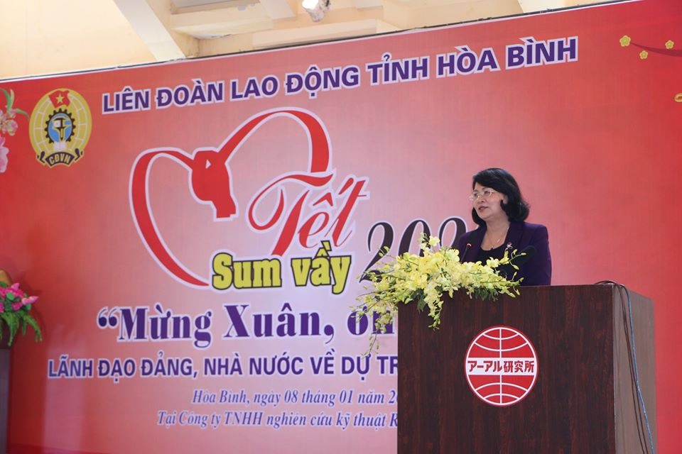 Đồng chí Đặng Thị Ngọc Thịnh - Ủy viên Trung ương Đảng, Phó Chủ tịch Nước Cộng hòa xã hội chủ nghĩa Việt Nam - chúc Tết công nhân lao động.