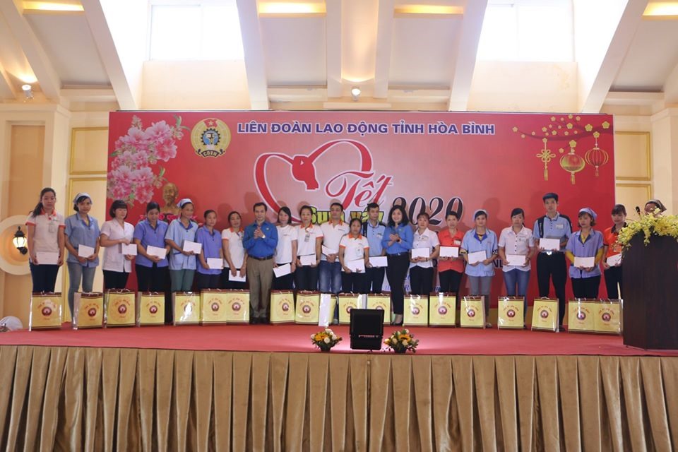 Các đồng chí: Thái Quỳnh Mai Dung- Trưởng Ban Đối ngoại (Tổng Liên đoàn Lao động Việt Nam) và Nguyễn Mạnh Cương- Chủ tịch Liên đoàn Lao động tỉnh Hòa Bình- trao quà tới công nhân lao động.