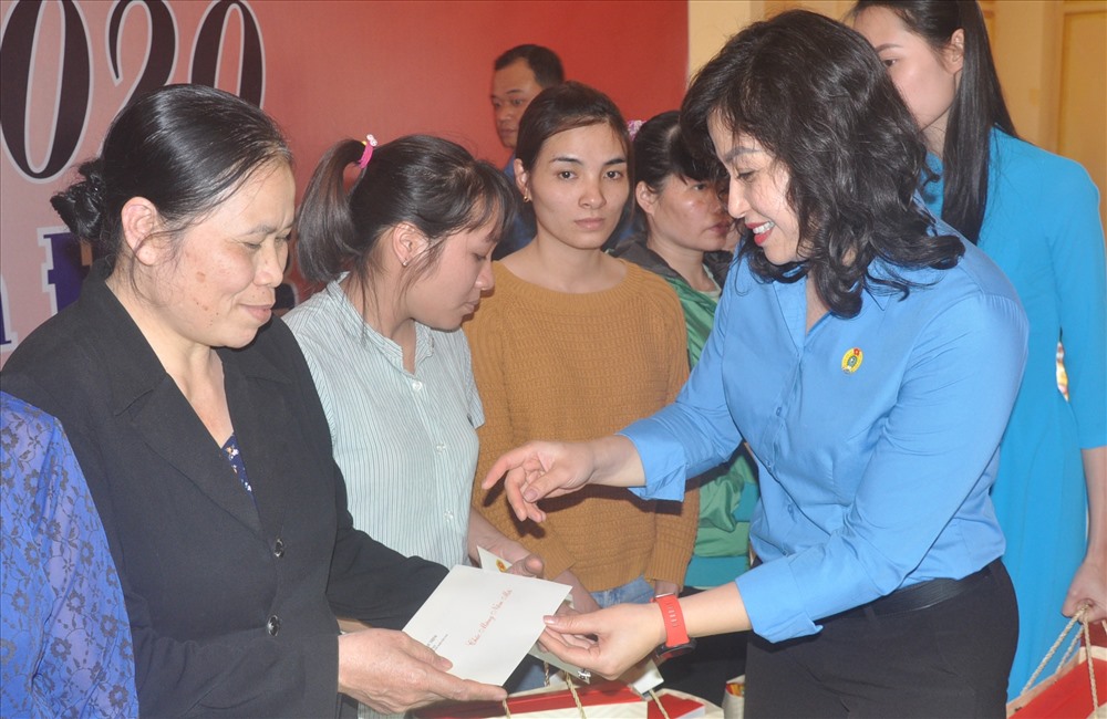 Đồng chí Thái Quỳnh Mai Dung- Ủy viên Ban chấp hành, Trưởng ban Đối ngoại Tổng Liên đoàn Lao động Việt Nam trao quà tới công nhân lao động.